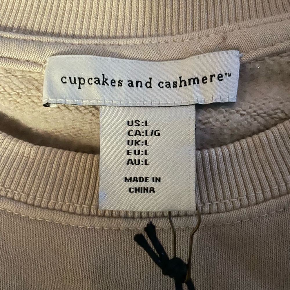 Cupcakes and Cashmere Los Angeles oversize sweatshirt and hat - Picture 4 of 7